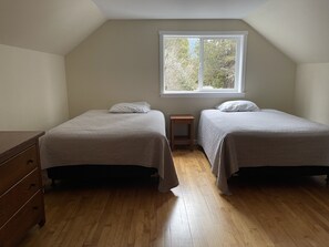 4 habitaciones, cuna de viaje y ropa de cama