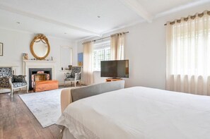 7 Schlafzimmer, Schreibtisch, Bügeleisen/Bügelbrett, Reisekinderbett