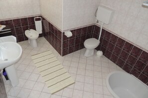 Apartment, 2 Bedrooms | Bathroom | Combined shower/tub, towels