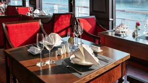 供應早餐、午餐、晚餐；本地及多國菜