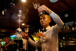 Bar (on property) - Dragon Bay Cruises (Ha Long)