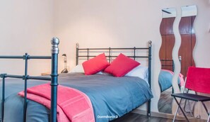 3 bedrooms, desk, iron/ironing board, free WiFi