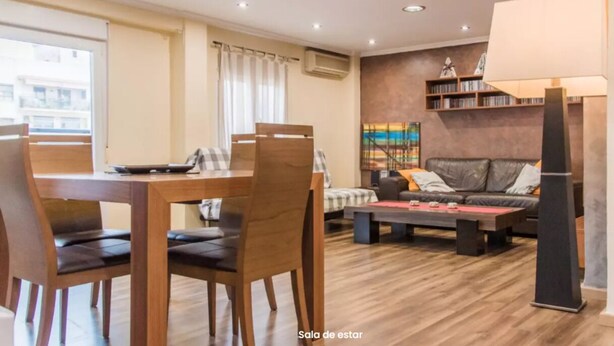 A modern living room with a dining area, a sofa set, and a bookshelf. - Quiet and bright apartment. WIFI + FREE BREAKFAST (València)