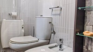 A modern bathroom with a toilet, bidet, and sink. - Quiet and bright apartment. WIFI + FREE BREAKFAST (València)