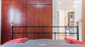 3 bedrooms, desk, iron/ironing board, free WiFi