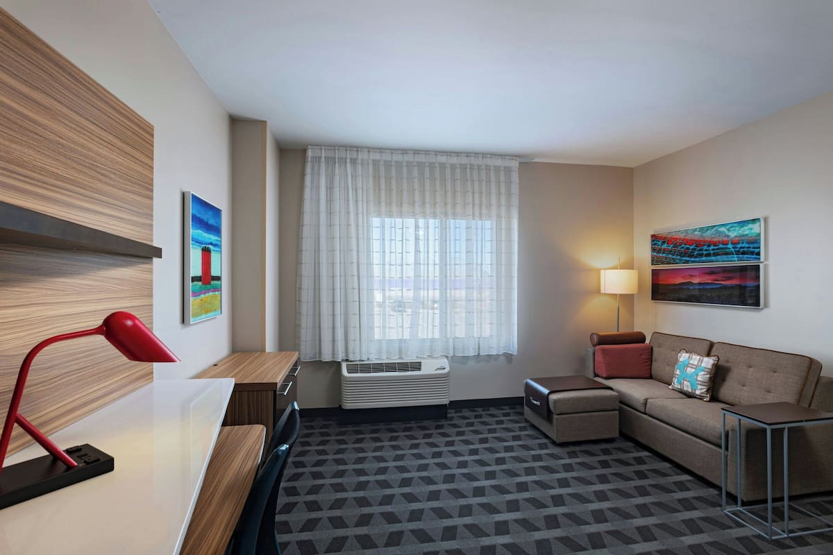 Suite, 1 camera da letto, non fumatori | Soggiorno | Smart TV 47 pollici con canali satellitari, TV, Netflix