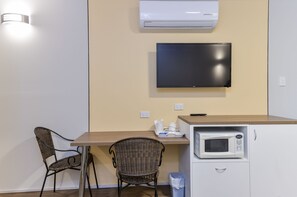 Deluxe-huone | Silitysrauta/-lauta, ilmainen Wi-Fi, vuodevaatteet