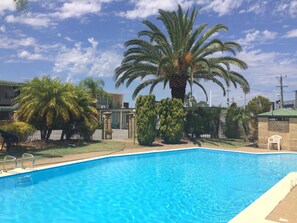 Kauden mukainen ulkouima-allas