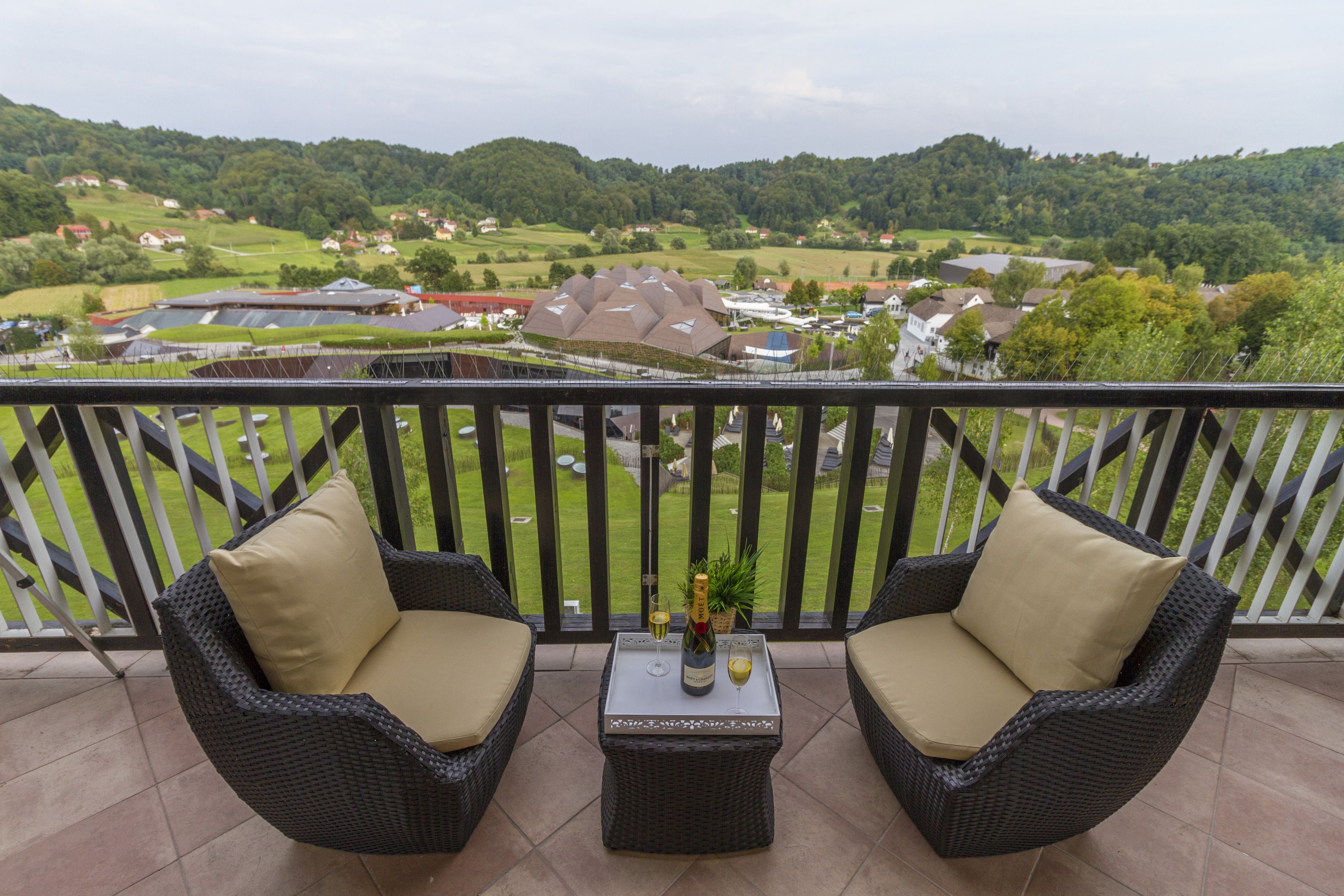 Penthouse Gallery | Hiên