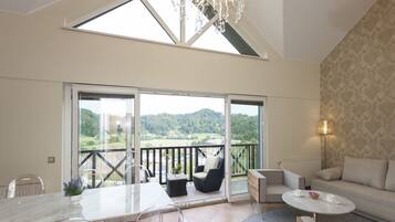 Penthouse Galeri | Area keluarga | Televisi LED 55-inci dengan saluran TV digital, TV, dan Netflix