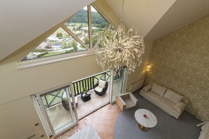 Àtic Gallery | Sala d'estar | Televisor LED de 55 polzades amb canals digitals, televisor i Netflix 