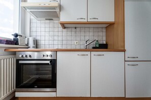 Kühlschrank, Ofen, Herdplatte, Wasserkocher mit Kaffee-/Teezubehör