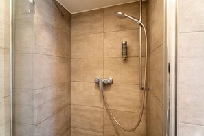 Douche, séchoir à cheveux, serviettes fournies, savon