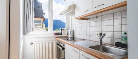 Fridge, oven, stovetop, coffee/tea maker