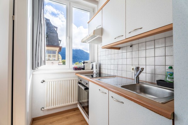 Kühlschrank, Ofen, Herdplatte, Wasserkocher mit Kaffee-/Teezubehör