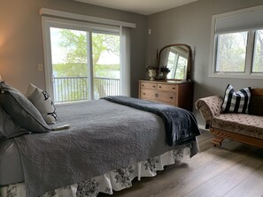 4 chambres, fer et planche à repasser, lit de bébé portatif