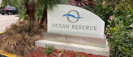 Une enseigne indiquant l’emplacement de l’établissement Ocean Reserve, situé au 19370, avenue Collins.