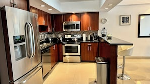 Réfrigérateur, four à micro-ondes, un four, surface de cuisson