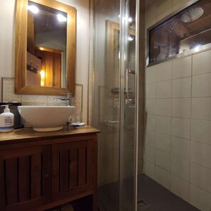 Dusche, Haartrockner, Handtücher, Shampoo