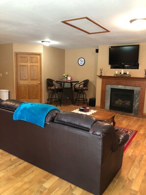 TV, fireplace, DVD player - Two Bedroom Guest House (Solon)