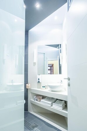 Family Room | Bathroom sink - B&B Maksimilian (Osijek)