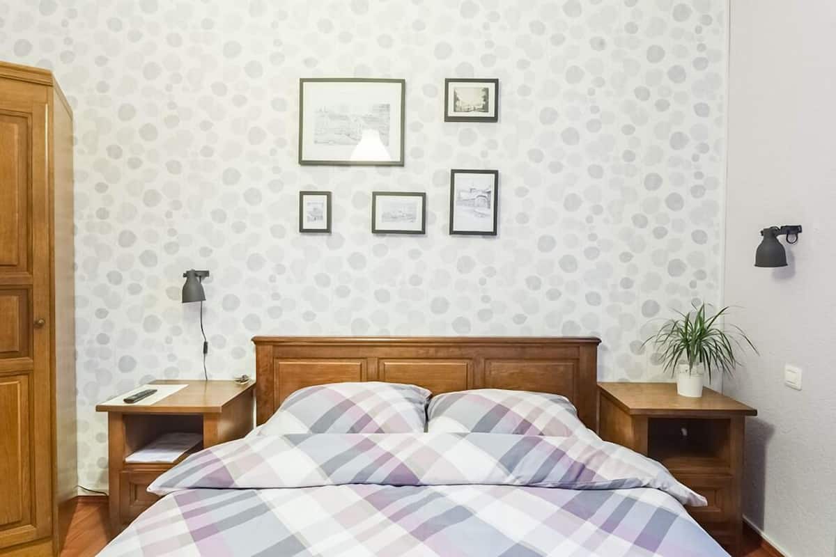 Family Room | Iron/ironing board (on request), WiFi (free), bed sheets