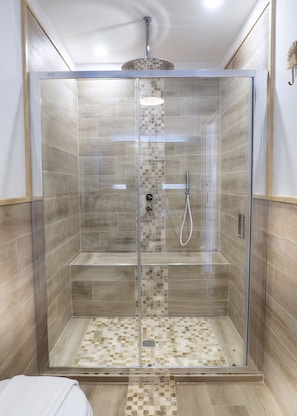 Suite Deluks, pemandangan laut | Kamar mandi | Shower, pancuran hujan, perlengkapan mandi gratis, dan pengering rambut