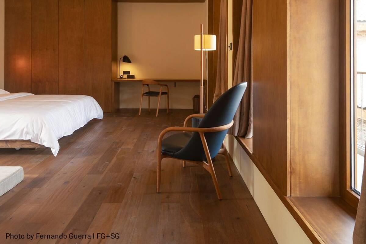 Minibar, coffres-forts dans les chambres, bureau