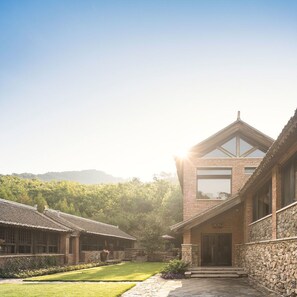 Minibar, caja de seguridad en la habitación y decoración personalizada 