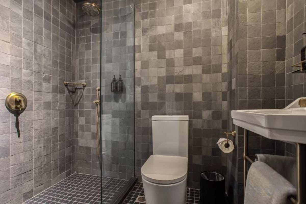 Shower, rainfall showerhead, free toiletries, hair dryer