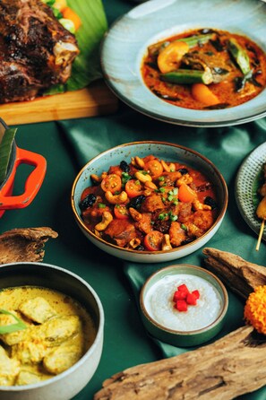 Petit déjeuner, déjeuner et dîner servis sur place