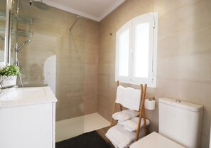 Douche, sèche-cheveux, serviettes fournies
