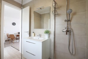 Douche, sèche-cheveux, serviettes fournies