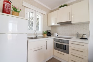 Een koelkast, een microgolfoven, een oven, een kookplaat