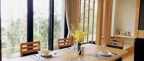 Rumah (Ocean Aroha Resort A) | Area keluarga | TV layar datar