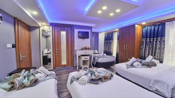 Minibar, caja de seguridad en la habitación y escritorio