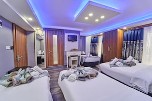 Minibar, coffres-forts dans les chambres, bureau