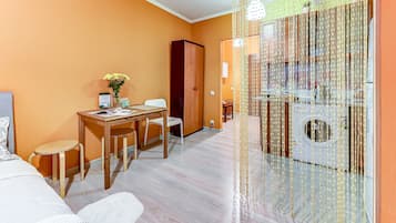 Studio | Schreibtisch, Bügeleisen/Bügelbrett, Babybetten, kostenloses WLAN