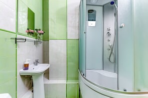 Studiolejlighed | Badeværelse | Bruser, hårtørrer, håndklæder, Sæbe