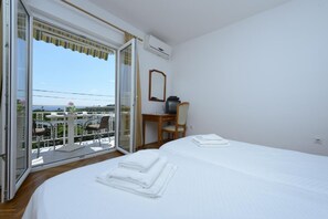 Habitación doble, balcón, vista al mar | Wifi gratis y ropa de cama