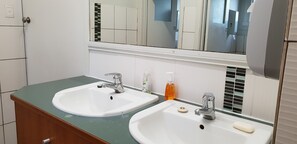 Shower, towels, soap - The Eastern Hotel Accommodations (Ballarat East)