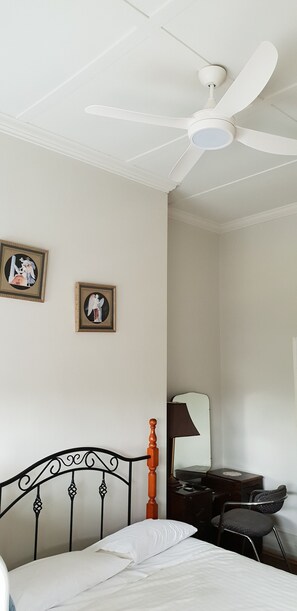 Soundproofing, free WiFi, bed sheets - The Eastern Hotel Accommodations (Ballarat East)