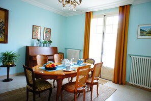 Free daily continental breakfast