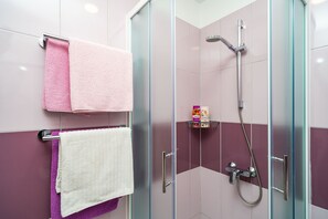 Doppelzimmer, Terrasse, Gartenblick | Badezimmer | Dusche, Haartrockner, Handtücher