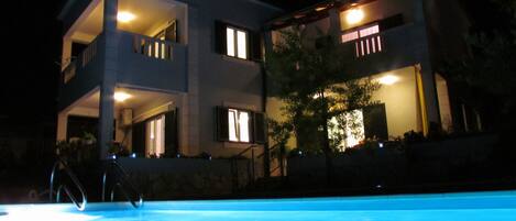 المنشأة من الخارج