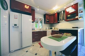 ثلاجة، ميكروويف، فرن، موقد طهي مسطح