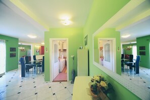 تلفزيون، مدفأة، مشغل دي في دي