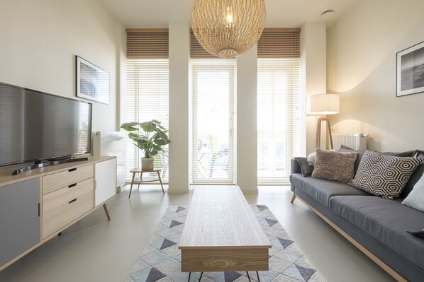 Deluxe Apartment | Living room | 100-cm flat-screen TV with digital channels, TV