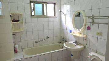 Classic Room | Bathroom | Free toiletries, hair dryer, slippers, bidet
