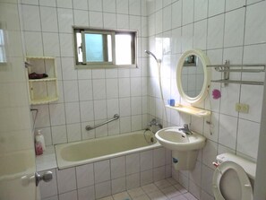Habitación clásica | Baño | Artículos de higiene personal gratuitos, secador de pelo y zapatillas